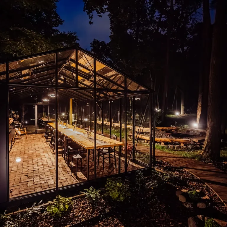 Oświetlona ścieżka i strefa wieczorna Forrest Piękna Dolina