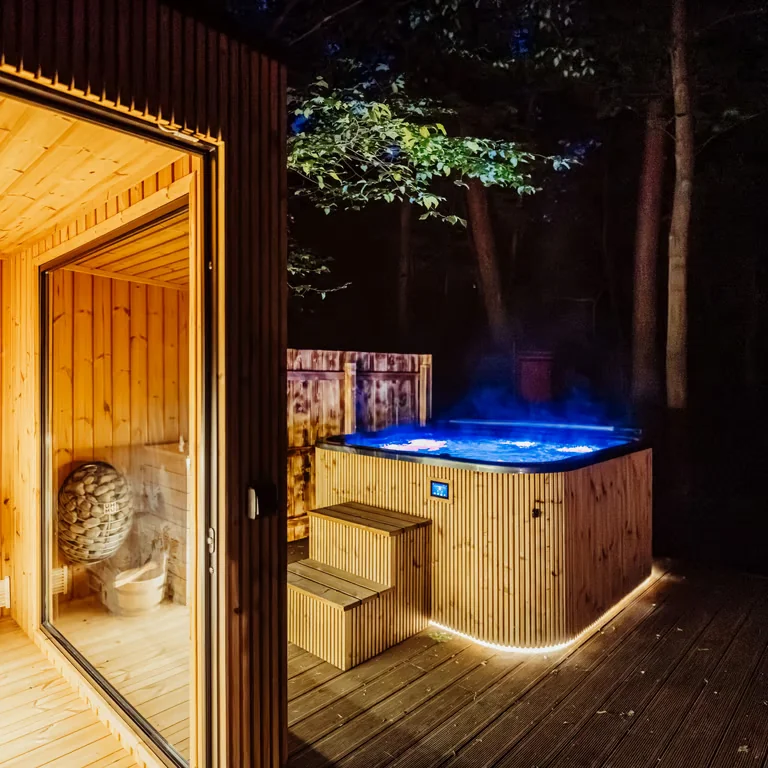 Wieczorna sauna i gorąca balia w Forrest Piękna Dolina